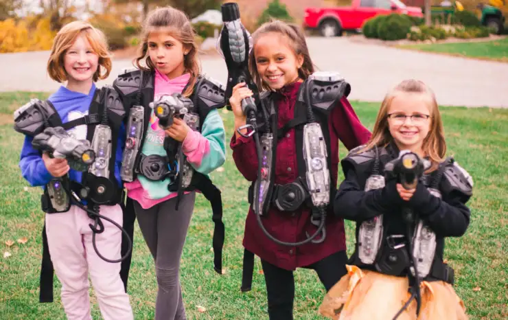 czwórka dzieci ze sprzętem do paintballa laserowego, urodziny Maleniska