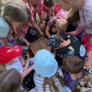 dzieci rozwiązujące zagadkę survival paintball laserowy maleniska