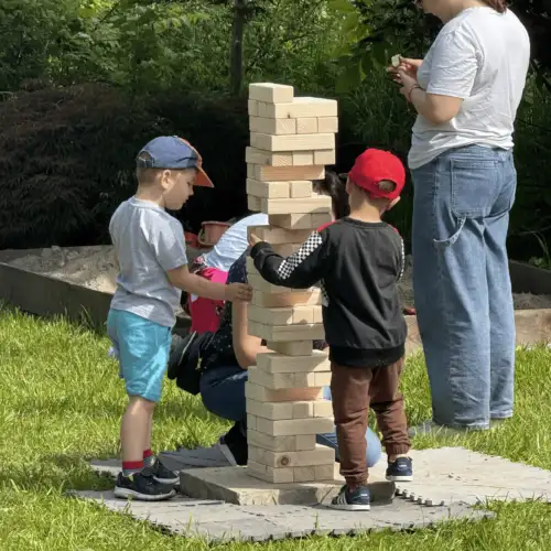 dzieci układające jengę, wycieczki szkolne paintball laserowy